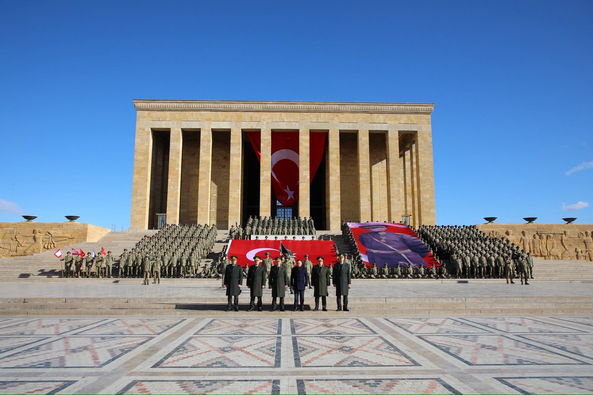 Cumhuriyetimizin kurucusu Gazi Mustafa Kemal Atatürk’ün Ankara’ya gelişinin 106’ncı yıl dönümü kutlamaları kapsamında, Milli Savunma Üniversitesi Kara Harp Okulundan Anıtkabir’e kadar Atatürk Garnizon Koşusu ve müteakiben Anıtkabir’de çelenk koyma töreni gerçekleştirildi.