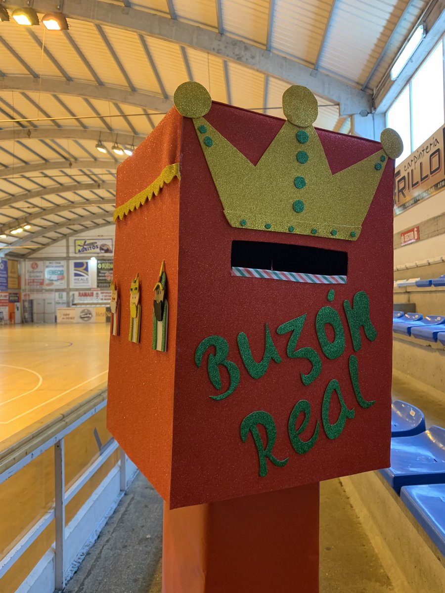 NoiaFutbolSala's tweet image. O buzón real e as cartas xa están agardando! 👑✨

Na porta de acceso do Mourís poderás deixar hoxe os teus desexos para o #NoiaPAFS 🤍 no vindeiro 2026!