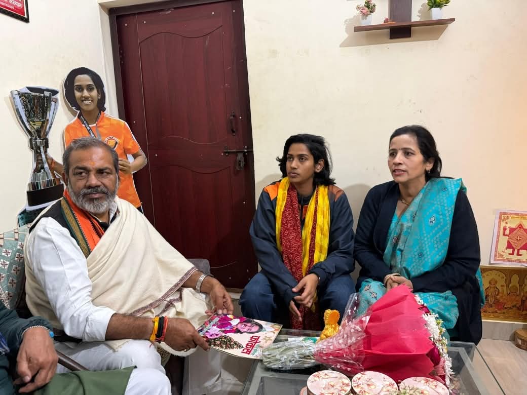 Psv1234567's tweet photo. आज दुबई में आयोजित सातवें रोल बॉल विश्व कप का खिताब जीतने वाली भारतीय महिला रोल बॉल टीम की कप्तान इशिका शर्मा के शास्त्री नगर स्थित आवास पर राष्ट्रीय परशुराम परिषद के संस्थापक एवं पूर्व मंत्री पंडित सुनील भराला ने पहुँचकर उन्हें शुभकामनाएँ दीं।

@sunilbharala https://t.co/47tZh5Ycba