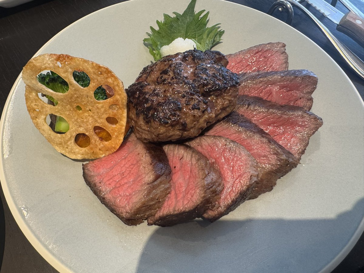 tsuttsun37's tweet photo. 先週の今頃は神戸遠征してました🚅

①Wagyu Jockey Kobeの最強神戸牛ステーキ＆ハンバーグ
②もう4回目くらいのたちばなの明石焼き
③神山の淡麗系スープがたまらないラーメン
④ホテルピエナ神戸の日本一の朝食ビュッフェ https://t.co/gkGbSWWQFM