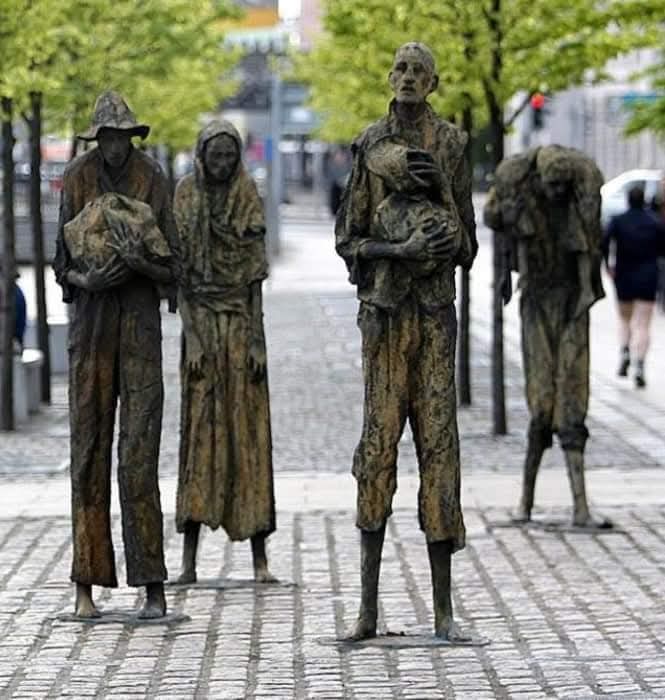 RobLooseCannon's tweet image. It's December 1847. We join a crowd consisting mainly of women and kids, armed only with stones, sweeping brushes and extreme hunger. They are facing off with rows of panicked and unpredictable Dublin Metropolitan Police protecting the local shops. We are on Dorset Street, but…