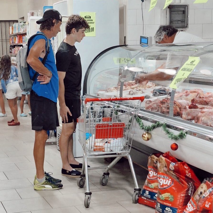 FrancoNeronDre's tweet photo. Hay un momento en la vida del hombre en que tu papá te deja elegir el corte de carne para el asado. El mundo nunca más es igual después de eso. https://t.co/U0mn5NFvsZ