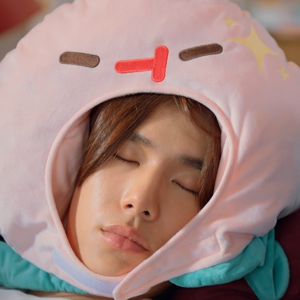 GMMTV's tweet image. ลูกพีชหลับได้น่ารักมากกกก โฮรรรร #MeAndTheeSeriesEP7 @phuwintang หัวใจหม่าม้าแตกละเอียดไปหมดแล้ว เศษหัวใจหม่าม้าเอามาทำเป็นผงพิกซี่โรยตัวหนู ๆๆ 🫳🏻💖 ถ้านี่ไม่ใช่คนที่หลับได้น่ารักที่สุดในโลกแล้วล่ะก็ ฮือออ ทำอะไรก็น่ารัก ยิ้มน่ารัก หลับก็น่ารัก แค่อยู่เฉย ๆ ก็น่ารักจริง ๆ…