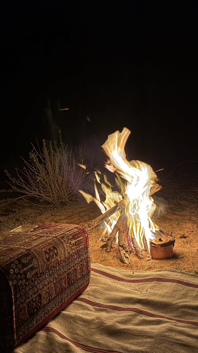 سامح الله من خذا مني هدوي وإرتياحي
لين حدني على بعض الأمور اللي مابيها

مرحلة مدري متى تعتقني وتطلق سراحي
ما قدرت أعيشها ولا أنتقل لـ اللي يليها

لو تساعدني خطاوي رجلي بحزة مراحي
من يساعدني على روحٍ يدب الشوق فيها .