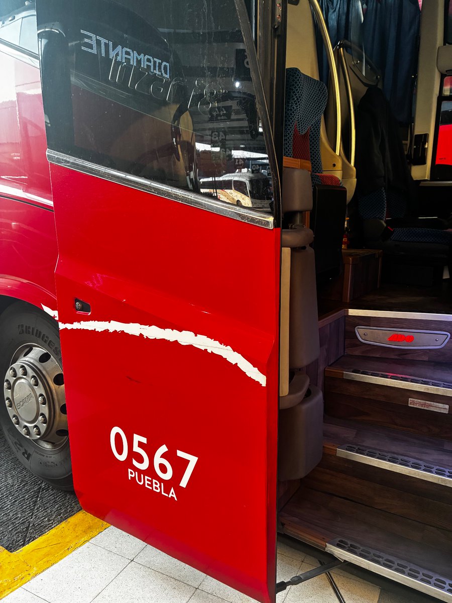 DIEGOTRONCO2's tweet photo. #Autobusesdeoriente #ADO #TAPO  #QuejasADO MÉX - PUEBLA 07:40 am ES INDIGNANTE, EL CINTURÓN DE SEGURIDAD VENÍA CON GOMA DE MASCAR FRESCA, NO HAY PERSONAL DE LIMPIEZA… Y EN VENTANILLA DIJERON QUE PUSIERA UNA QUEJA… EL CONDUCTOR PREPOTENTE INDICA QUE NO ES SU RESPONSABILIDAD… https://t.co/YZQXRSBRRg