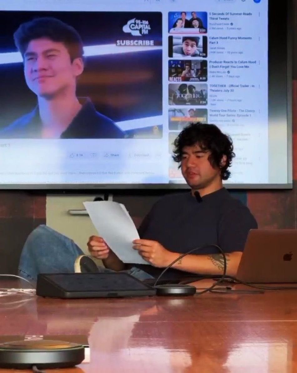 LiamsSunsetter's tweet image. This guy just rocked up and started doing a presentation… what should I do?