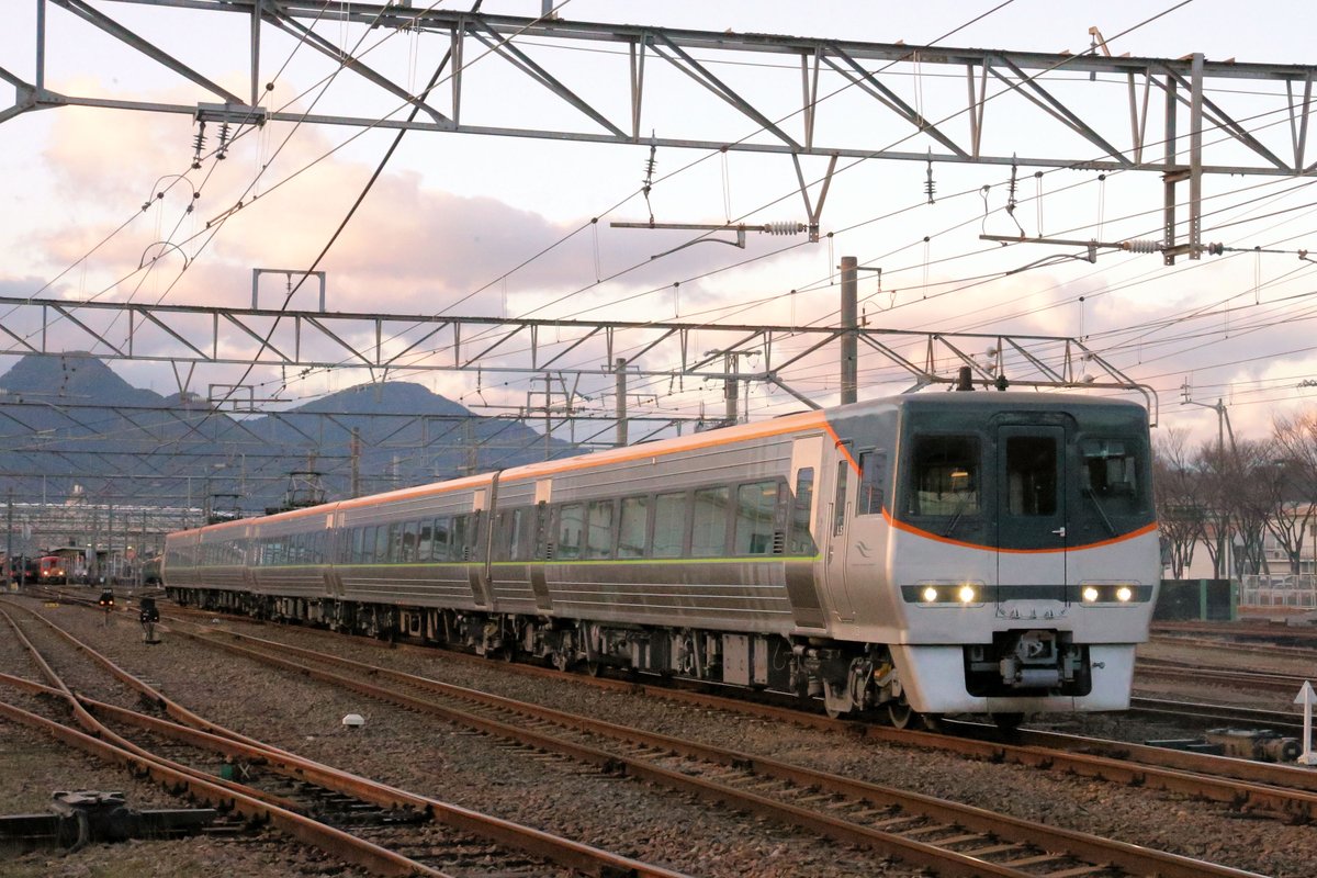 2025年12月27日 多度津駅を発車するリニューアル8000系特急電車