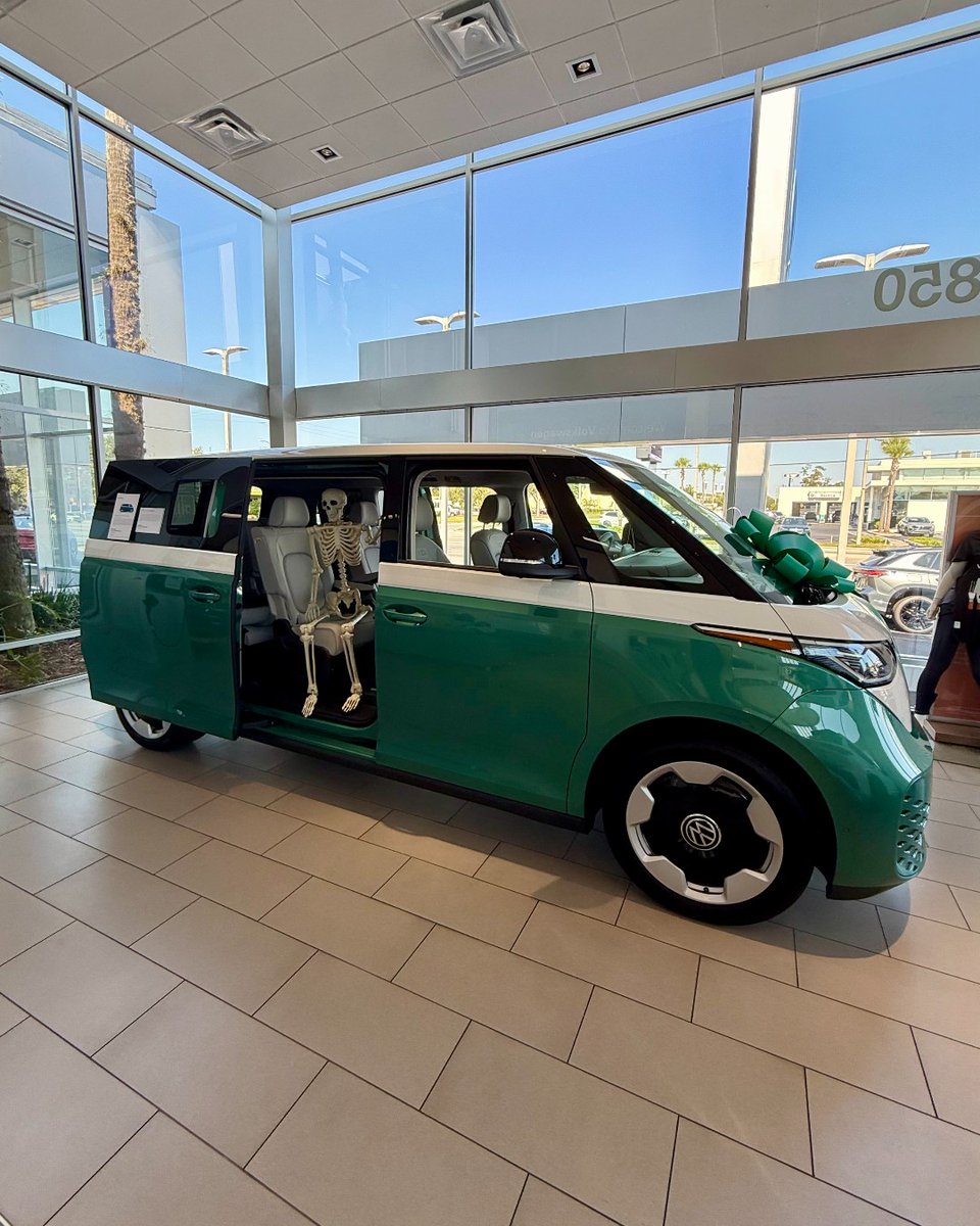 Buying a car doesn't have to be scary! Our team of experts are here to guide you through the process from start to finish. We're open six days a week for all our auto needs!