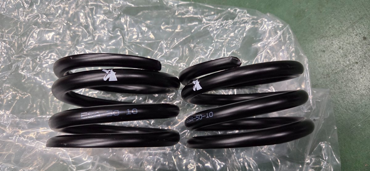 lQ158v2RsB10877's tweet photo. 明日はタカタサーキット✨️
GR86のリヤの収まりが何しても悪くて悩んでたら、ZC33Sでアズールって所が出してるテンダースプリング20キロ乗らせて貰ったらメチャメチャ感触良くなったので自分も注文～(笑)
物が夕方届いたので取り付けして明日ぶっつけ本番(爆)
かなり良い感じ✨️タイムで証明したい🫡 https://t.co/Xv6vHxEinA