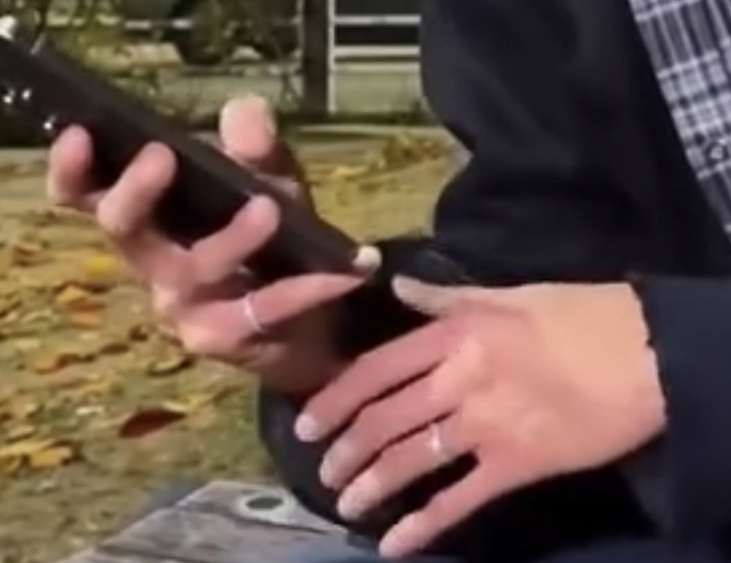 leeseokyeom's tweet image. A wedding ring with his wife on one hand and another wedding ring with his 12 husbands on his other hand oh you greedy greedy man..