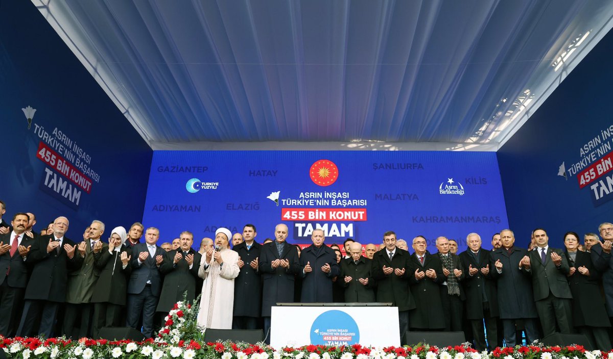 Cumhurbaşkanımız Sayın Recep Tayyip Erdoğan’ın teşrifleriyle Hatay’da düzenlenen “455 Bininci Afet Konutu Kura Çekimi ve Toplu Açılış Töreni”, Türkiye’nin kriz yönetimi kapasitesini ve örnek bir yeniden inşa sürecini güçlü biçimde yansıtmaktadır.

Sayın Cumhurbaşkanımız