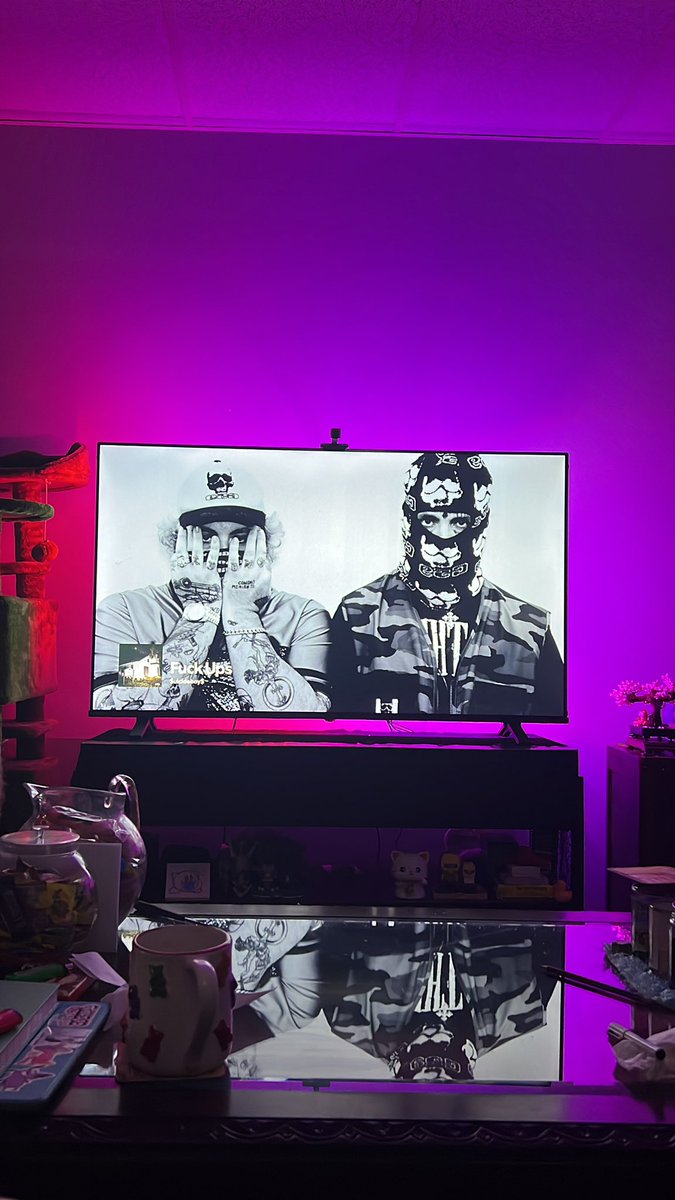greennmeann's tweet photo. @Spotify add the videos to the tv bc why can I watch the video or bumps on my phone but not my tv 🤧🤧🤧 https://t.co/Ply6LQzjTE