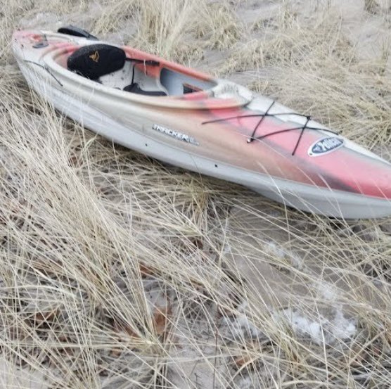 USCGGreatLakes's tweet image. #LabelYourGear and dispose of it properly!

Report was received yesterday of a #Kayak ashore IVO #BrennanBeach #NewYork causing #USCG and local #Police to investigate #SAR

These occurrences can cause valuable resources to be taken away from someone who may actually need help!