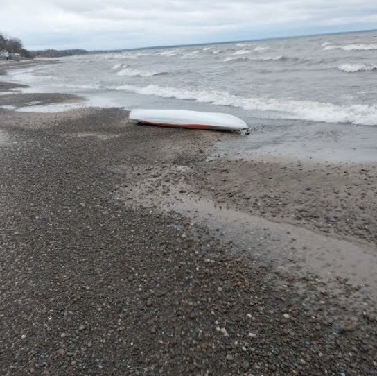 USCGGreatLakes's tweet image. #LabelYourGear and dispose of it properly!

Report was received yesterday of a #Kayak ashore IVO #BrennanBeach #NewYork causing #USCG and local #Police to investigate #SAR

These occurrences can cause valuable resources to be taken away from someone who may actually need help!