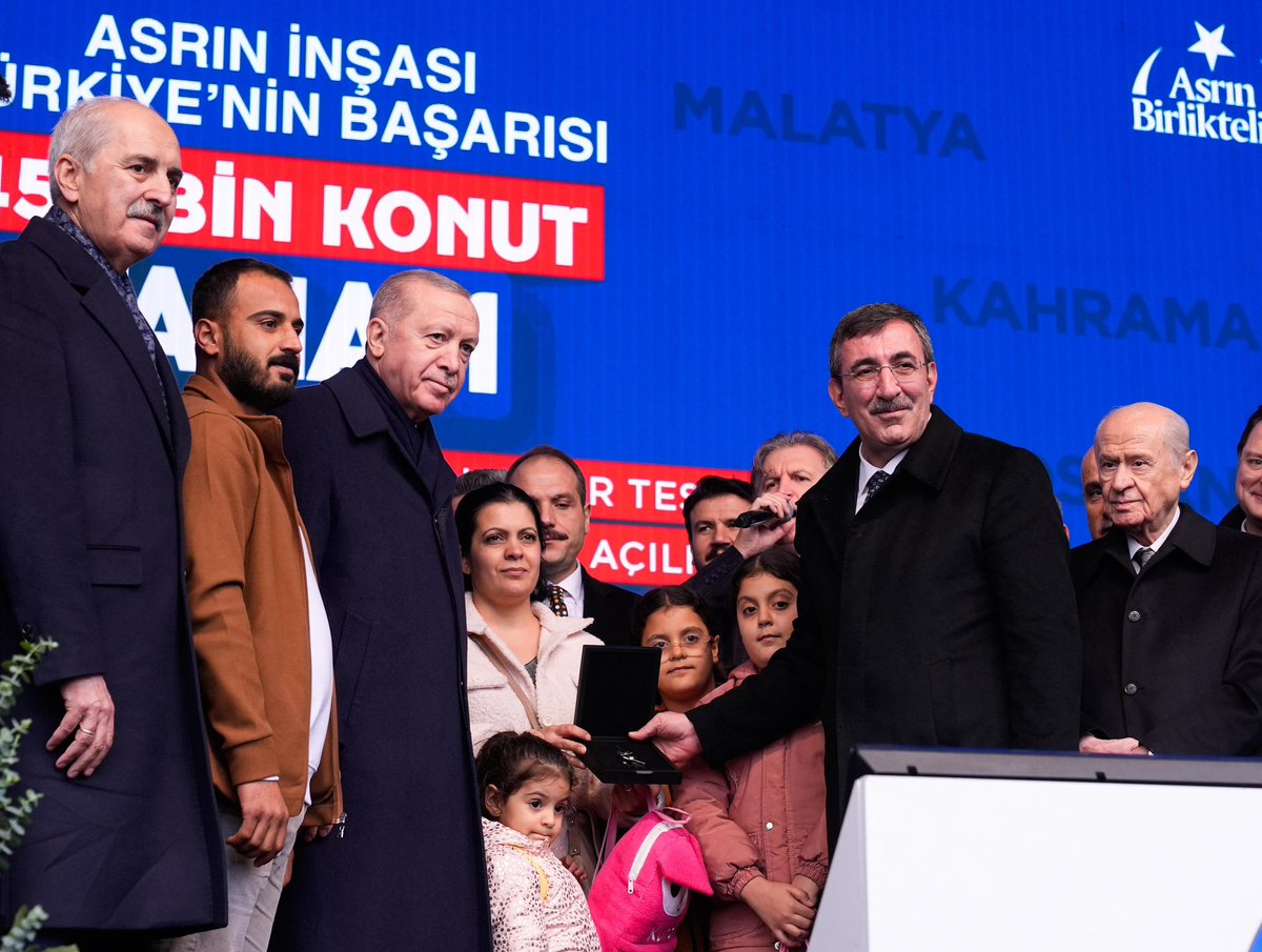 _cevdetyilmaz's tweet photo. 📍Hatay

Cumhurbaşkanımız Sayın @RTErdogan’ın teşrifleri; MHP Genel Başkanı Sayın @dbdevletbahceli ve BBP Genel Başkanı Sayın @Mustafa_Destici’nin ve Hataylı kardeşlerimizin katılımlarıyla gerçekleştirilen törenle, depremden etkilenen 11 ilimizde yapımı tamamlanan 455 bin 357 bağımsız bölümün hak sahiplerine teslim etmenin sevincini ve gururunu yaşıyoruz.

Bu tören, sadece bir anahtar teslimi değil;
deprem bölgesinde yuvaların yeniden kurulmasının, devletin milletine uzattığı güven ve merhamet elinin, verilen sözlerin sabır ve kararlılıkla yerine getirilmesinin en somut göstergesidir.

Bugüne kadar konutları teslim edilen kardeşlerimize, yeni yuvalarında hayırlı, bereketli, huzurlu ve sağlıklı bir ömür diliyorum.

Başta Murat Kurum kardeşim ve ekibi olmak üzere, “Asrın İnşası”nda emeği geçen herkese teşekkür ediyor; Rabbimden bir daha böyle acılar yaşatmamasını diliyor, depremde kaybettiğimiz tüm canlarımızı bir kez daha rahmetle anıyorum.

#Asrınİnşası #TürkiyeninBaşarısı