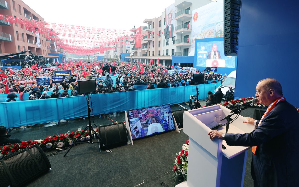 _cevdetyilmaz's tweet photo. 📍Hatay

Cumhurbaşkanımız Sayın @RTErdogan’ın teşrifleri; MHP Genel Başkanı Sayın @dbdevletbahceli ve BBP Genel Başkanı Sayın @Mustafa_Destici’nin ve Hataylı kardeşlerimizin katılımlarıyla gerçekleştirilen törenle, depremden etkilenen 11 ilimizde yapımı tamamlanan 455 bin 357 bağımsız bölümün hak sahiplerine teslim etmenin sevincini ve gururunu yaşıyoruz.

Bu tören, sadece bir anahtar teslimi değil;
deprem bölgesinde yuvaların yeniden kurulmasının, devletin milletine uzattığı güven ve merhamet elinin, verilen sözlerin sabır ve kararlılıkla yerine getirilmesinin en somut göstergesidir.

Bugüne kadar konutları teslim edilen kardeşlerimize, yeni yuvalarında hayırlı, bereketli, huzurlu ve sağlıklı bir ömür diliyorum.

Başta Murat Kurum kardeşim ve ekibi olmak üzere, “Asrın İnşası”nda emeği geçen herkese teşekkür ediyor; Rabbimden bir daha böyle acılar yaşatmamasını diliyor, depremde kaybettiğimiz tüm canlarımızı bir kez daha rahmetle anıyorum.

#Asrınİnşası #TürkiyeninBaşarısı