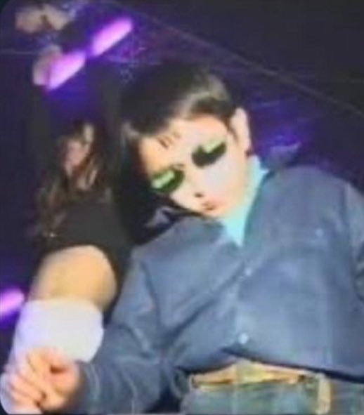 lifeinchaos_'s tweet image. me on someone                   me on my birthday
else's birthday