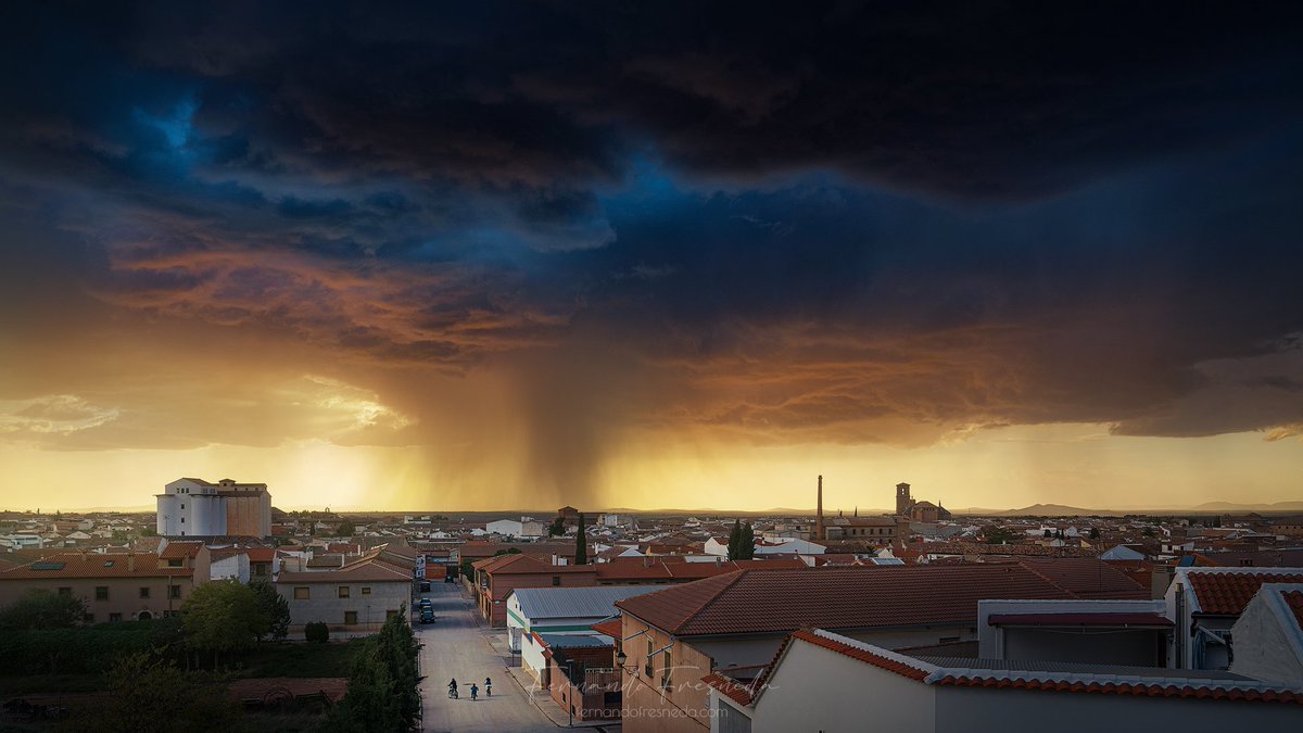 Ajenos a lo que sucedía a su alrededor, los chicos recorrían el pueblo en bicicleta.
Buscaban a su amigo desaparecido.

Desde ese momento, comenzaron a suceder una serie de acontecimientos extraños y paranormales que cambiarían el pueblo para siempre... #StrangerThings
