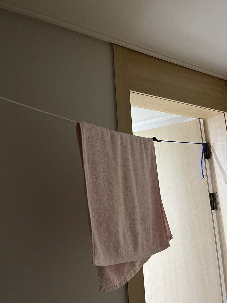 실내에 빨래줄 걸고 싶어서 이리저리 궁리하다 화장실문-방문 경첩에 망가진 충전선 이어 걸었다 ㅋ