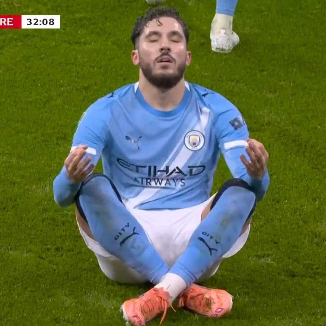 HamySources's tweet image. 🚨 EXCLUSIVE: Rayan Cherki has been officially banned from Manchester City training sessions after being deemed “far too good for his own teammates”.

Sources say Pep Guardiola made the call when Cherki nutmegged Haaland, skill-ran past Rodri, and then apologised for “making the…