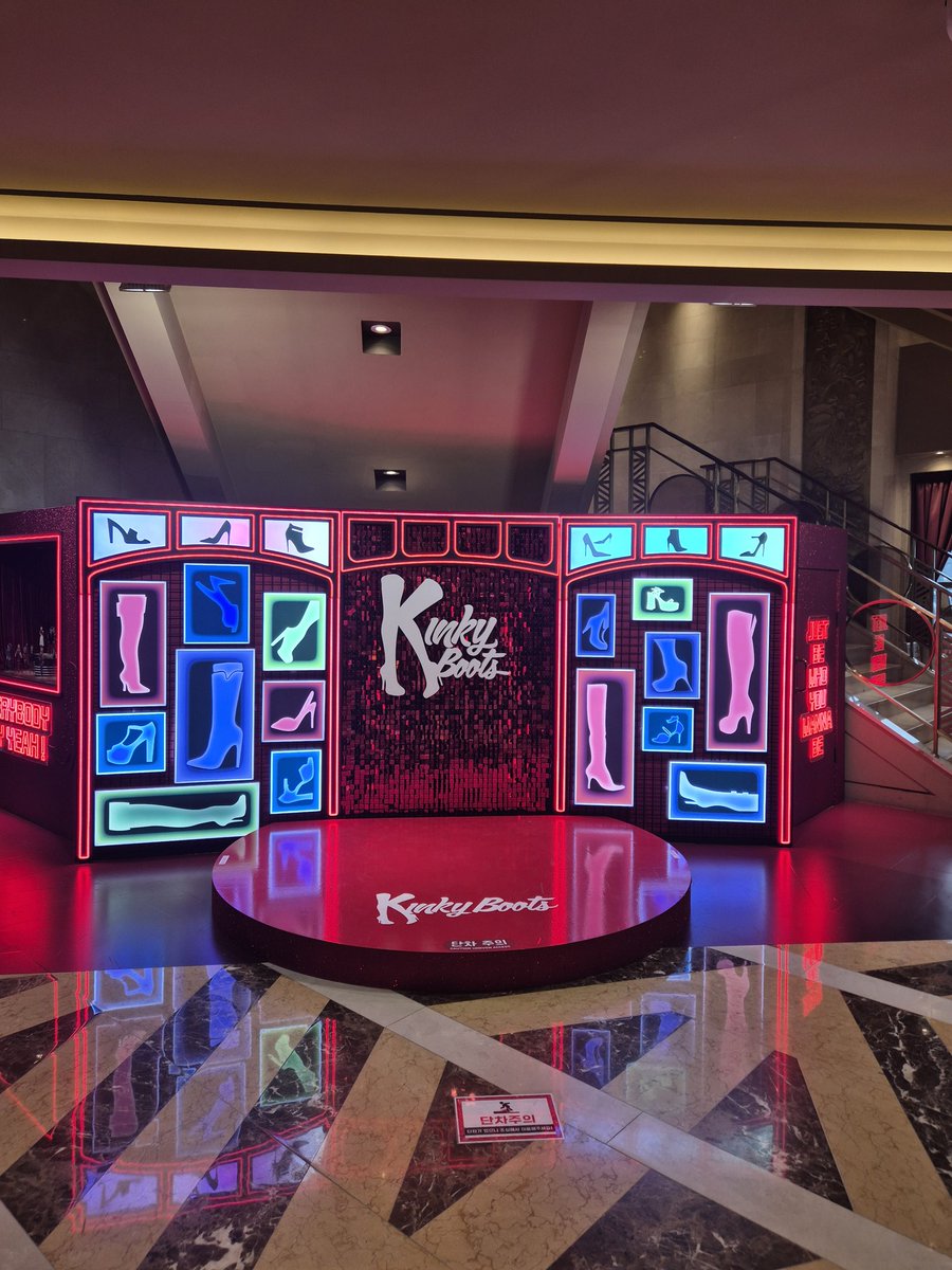 오랜만에 관극하고 집에와서 걍 뻗음..
지하철에서 어떤애가 발을 엄청 세게 밟아서 발이무척아프고
서울 겁나춥다해서 꽁꽁싸매갔다가 지하철,공항등에서 쪄죽을뻔함.
근데 왜 공연 감상은 없지?😅