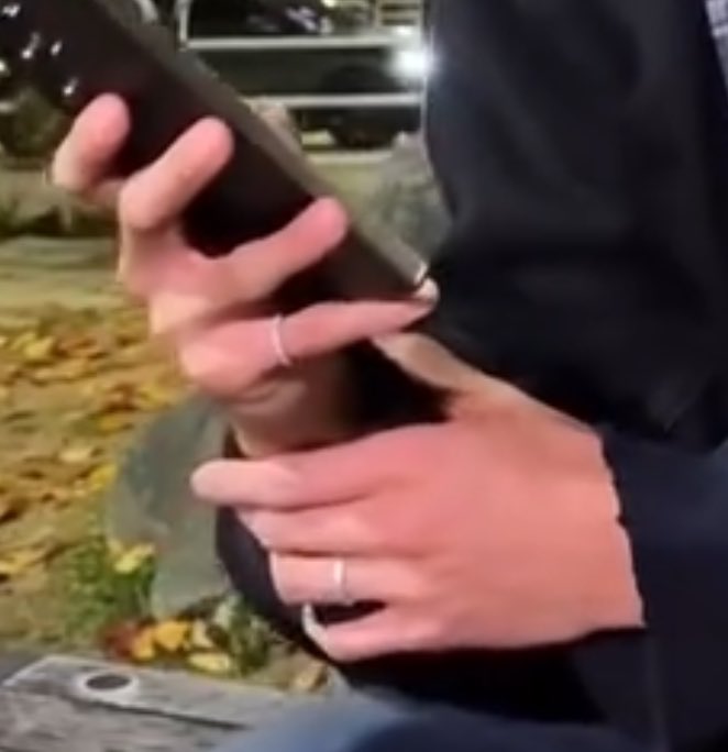 KyeomsBaekery's tweet image. Because dokyeom recorded this during dxs trailer filming, he had his wedding ring on his ring finger and seventeen ring on his pinky😭🤍