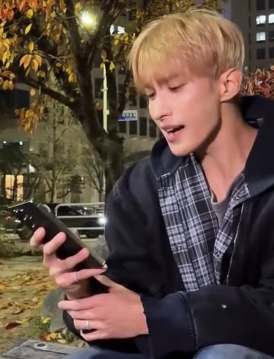 KyeomsBaekery's tweet image. Because dokyeom recorded this during dxs trailer filming, he had his wedding ring on his ring finger and seventeen ring on his pinky😭🤍