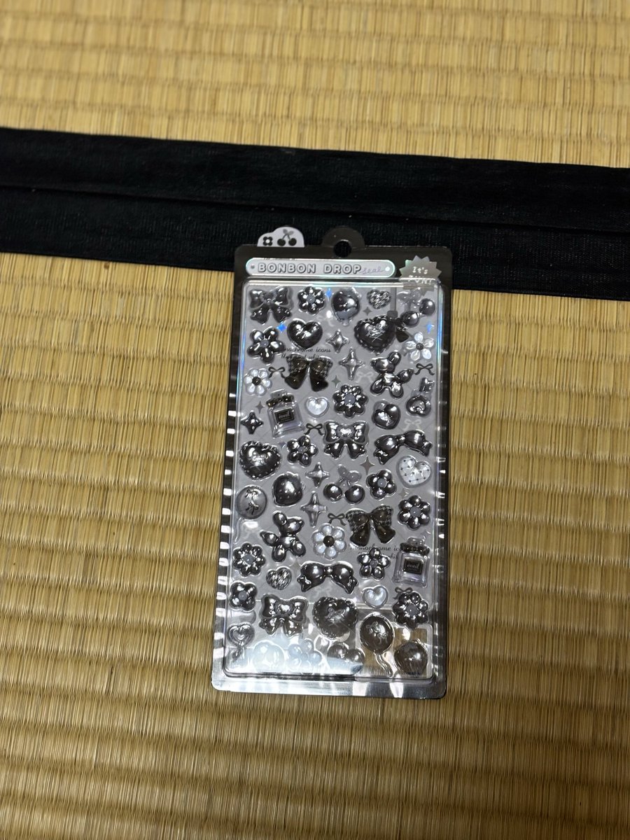 morikan10251's tweet photo. 今週も娘へ課金🤔
白黒シールにテンション上がってた✌️

ところで白黒シールのどこでテンション上がるんですか？
意味わからない🤯

#ボンボンドロップシール https://t.co/cj0Cxm2I8T