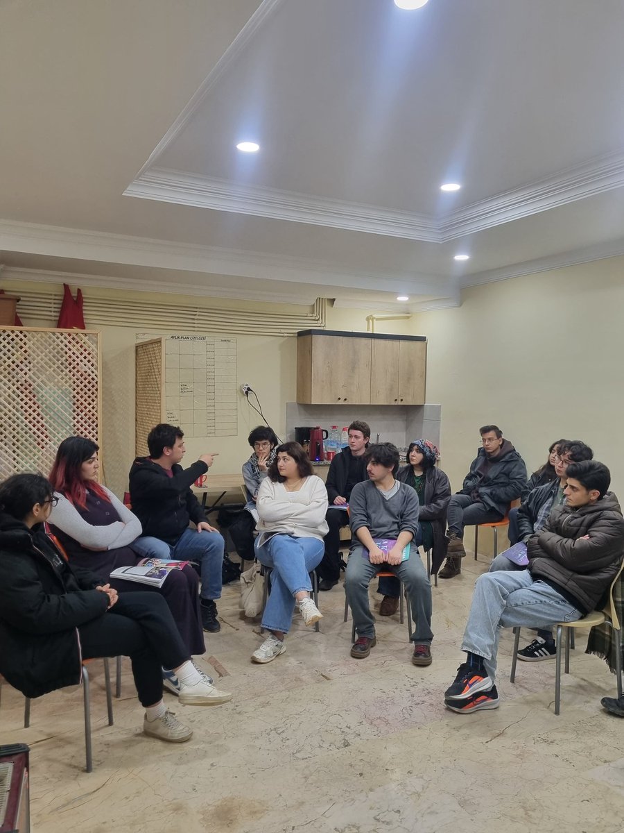 Bugün Menteşe Semt Evimizde, Türkiye Komünist Gençliği "Bu Yol Yalnız Yürünmez!" buluşmamızı ve Ortaklaşa dergi buluşmamızı gerçekleştirdik.

Başka bir çıkış, başka bir ülke, güzel yarınlar mümkün!