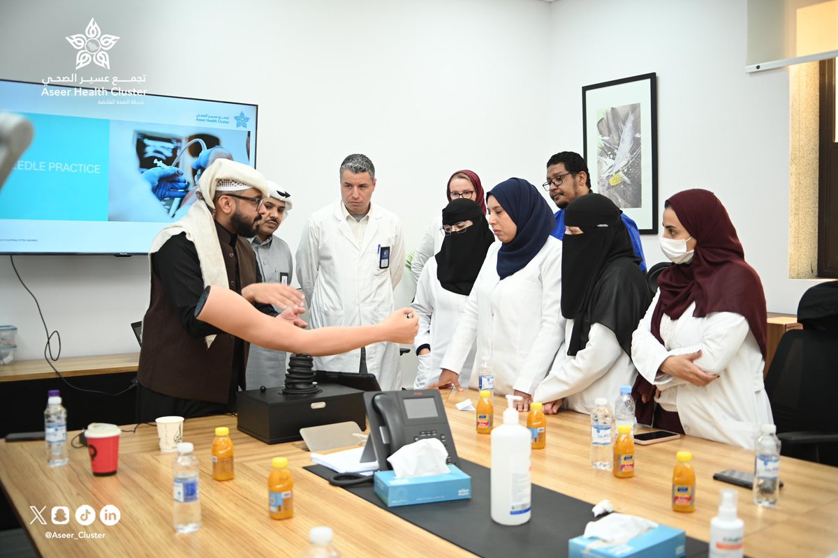 Aseer_Cluster's tweet photo. أقام #تجمع_عسير_الصحي، ممثلاً بمسار التأهيل الطبي والرعاية المديدة، وبالتعاون مع مركز التأهيل الطبي بمستشفى عسير المركزي، فعاليات الملتقى العلمي لتأهيل ما بعد الجلطات الدماغية، حيث جرى خلاله استعراض ومناقشة أحدث المستجدات والأبحاث العلمية المتعلقة بالرحلة التأهيلية لمرضى الجلطات الدماغية.

كما تضمّن الملتقى التعريف بالمستجدات التقنية وأدوات الذكاء الاصطناعي في مجال التأهيل الطبي، إضافةً إلى استعراض استخدام الجبائر التقويمية للحالات المتقدمة، وبرامج تأهيل مشاكل البلع والتخاطب.