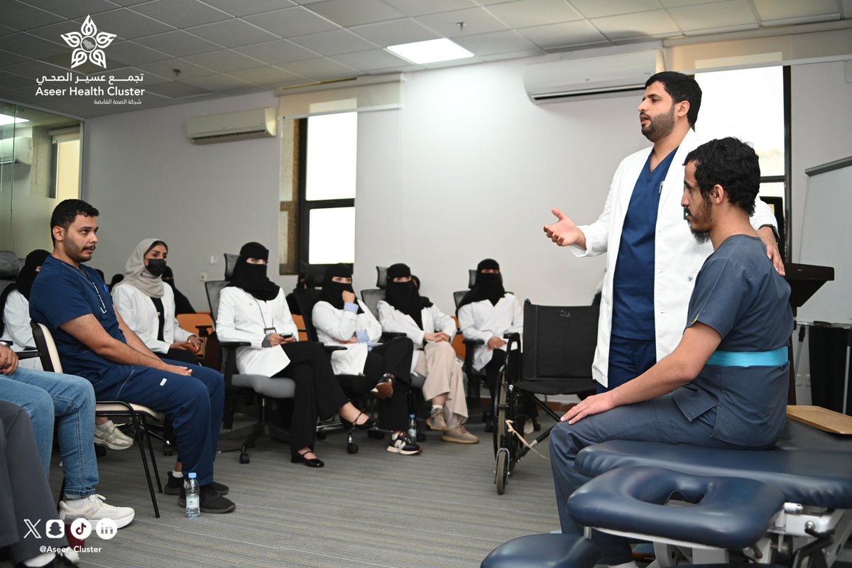 Aseer_Cluster's tweet photo. أقام #تجمع_عسير_الصحي، ممثلاً بمسار التأهيل الطبي والرعاية المديدة، وبالتعاون مع مركز التأهيل الطبي بمستشفى عسير المركزي، فعاليات الملتقى العلمي لتأهيل ما بعد الجلطات الدماغية، حيث جرى خلاله استعراض ومناقشة أحدث المستجدات والأبحاث العلمية المتعلقة بالرحلة التأهيلية لمرضى الجلطات الدماغية.

كما تضمّن الملتقى التعريف بالمستجدات التقنية وأدوات الذكاء الاصطناعي في مجال التأهيل الطبي، إضافةً إلى استعراض استخدام الجبائر التقويمية للحالات المتقدمة، وبرامج تأهيل مشاكل البلع والتخاطب.