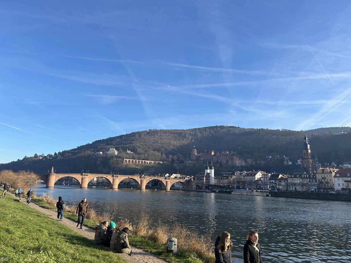 dr_murselguler's tweet photo. Almanya’da çok şehir dolaştım. Ama Heidelberg bence açık ara en güzel ilk 3 şehirden. Mimarisi, doğası çok güzel. Doğal. 
Bir şehre gidince, en çok mimarisi, tarihi dokusu benim ilgimi çekiyor. Almanya’nın tarihi eserlerini, evlerini bu kadar önemsemesi takdire şayan. 
Kafalarına göre kimse şehrin ortasında bir bina dikemiyor…