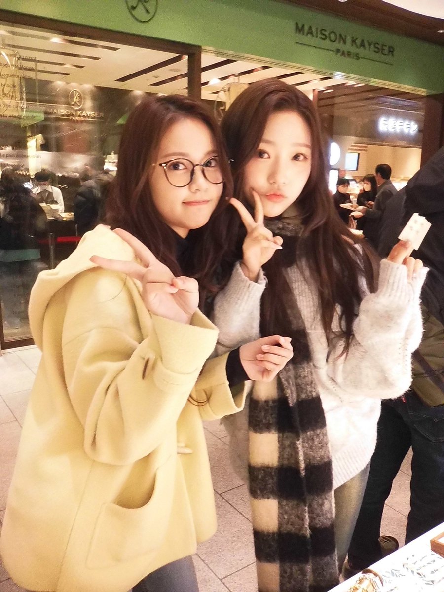 📸 | 251227 — #STELLA weverse update.

"Happy holidays🧣🎄❄
I took some photos while dropping by the christmas market 🙈 cute, right? ibrought these because i thought hachu would like them. Hope everyone has a wonderful end of the year! ❤️"

#Hearts2Hearts <a href="/Hearts2Hearts/">Hearts2Hearts</a>