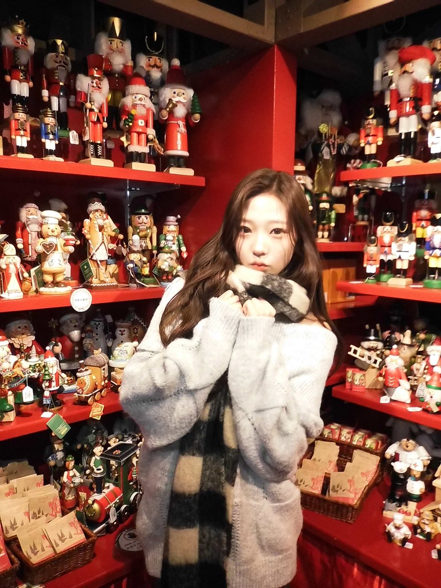 H2HBase_'s tweet photo. 📸 | 251227 — #STELLA weverse update.

"Happy holidays🧣🎄❄
I took some photos while dropping by the christmas market 🙈 cute, right? ibrought these because i thought hachu would like them. Hope everyone has a wonderful end of the year! ❤️"

#Hearts2Hearts @Hearts2Hearts https://t.co/mWAcaS9Q0v