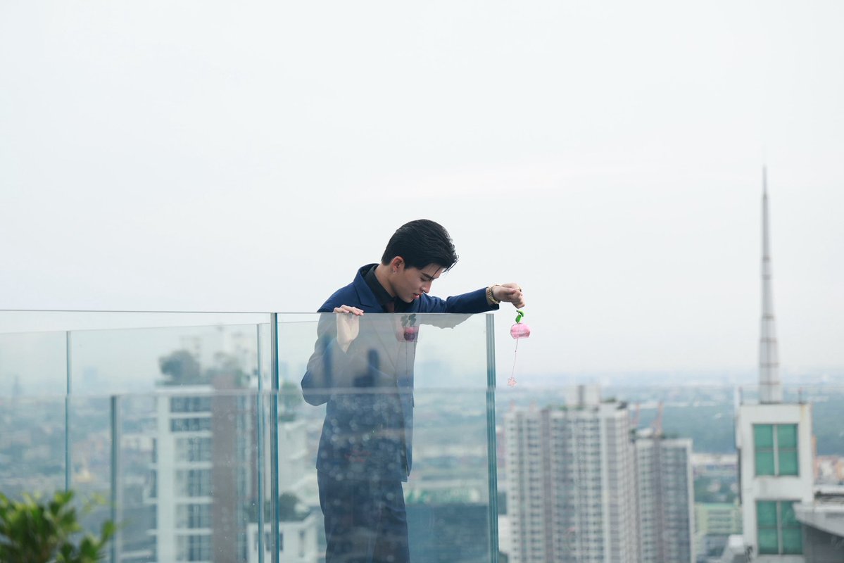 xiseks's tweet image. นี่คือซีนแรกของการถ่ายที่ดาดฟ้าพื้นกระจก คุณธีร์กลัวขาสั่น หน้าสั่น ปากสั่น “มันไปยืนได้จริงๆเหรอ ผู้กำกับณัฐพงษ์” #MeAndTheeSeriesEP7