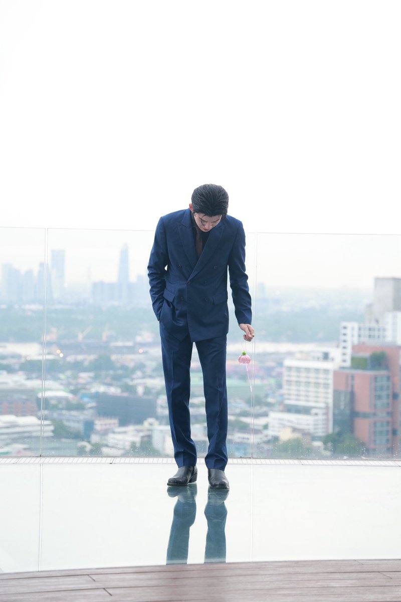 xiseks's tweet image. นี่คือซีนแรกของการถ่ายที่ดาดฟ้าพื้นกระจก คุณธีร์กลัวขาสั่น หน้าสั่น ปากสั่น “มันไปยืนได้จริงๆเหรอ ผู้กำกับณัฐพงษ์” #MeAndTheeSeriesEP7