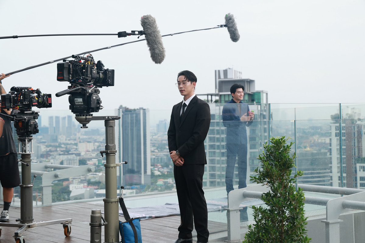 xiseks's tweet image. นี่คือซีนแรกของการถ่ายที่ดาดฟ้าพื้นกระจก คุณธีร์กลัวขาสั่น หน้าสั่น ปากสั่น “มันไปยืนได้จริงๆเหรอ ผู้กำกับณัฐพงษ์” #MeAndTheeSeriesEP7