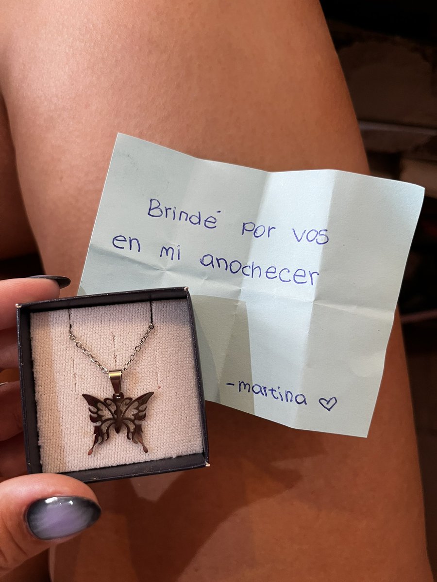 orierbake's tweet photo. el 18 me la pasé llorando y gritándole al cielo cuanto te extraño, hoy me llega este regalo.. cuanto te extraño madrina, que injusta la vida 😭 https://t.co/RUBBK28RxV