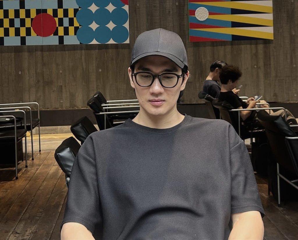 yaoidots's tweet image. Dots | Suntuk dan bosan, temani pria 42 tahun di bawah dengan mengobrol? Jatuhkan TMI atau topik obrolan, nanti akan saya lanjutkan di DM.