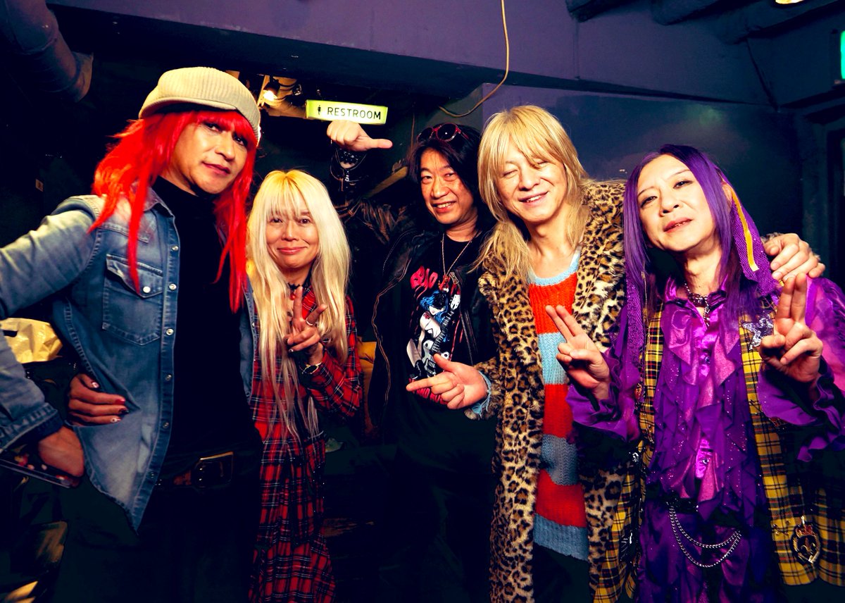 AURAワンマンお疲れ様でした。観に来てくれたFANのみんなありがとう！PIEちゃん張り切ってたね〜🐥🌪️そしてZIGGYの森重くん、カブキロックスの氏神一番、SUPERBLOODのOKAHIROさんにAXL、AURA元気から祥子ちゃん、それと写真は無いけどexブリザードの下村成さん、コマラジから加藤卓雄＆エリザベス、な