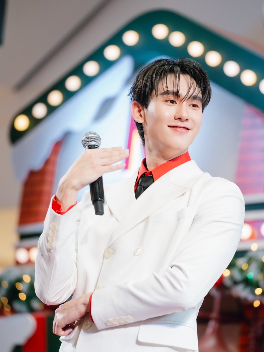 ภาพความน่ารัก “ <a href="/kasibook/">กษิบ๊อง (ปลูกผลเขือเทศ)</a> ” กับรอยยิ้ม และพลังความสดใส ที่มามอบให้แฟนๆ แบบใกล้ชิด 💚
ในงาน🎄 THE MALL LIFESTORE THE GREAT NEW YEAR FIRST IN THAILAND
​
🗓️ 27 ธ.ค. 68 เวลา 18.00 น.​
📍M GRAND HALL ชั้น G เดอะมอลล์ไลฟ์สโตร์ บางแค
​
​#BOOKxTheGreatNewYear2026
#kasibook #บุ๊คกษิดิ์เดช