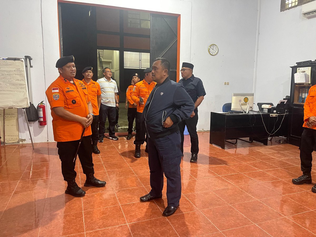 HumasSARKendari's tweet photo. Kendari, 27/12 -- Menerima kunjungan Kapolda Sultra beserta rombongan di Kantor Pencarian dan Pertolongan Kendari
#basarnaskendari
#anoarescue304
#humassar304 https://t.co/HzvqfPqcBp