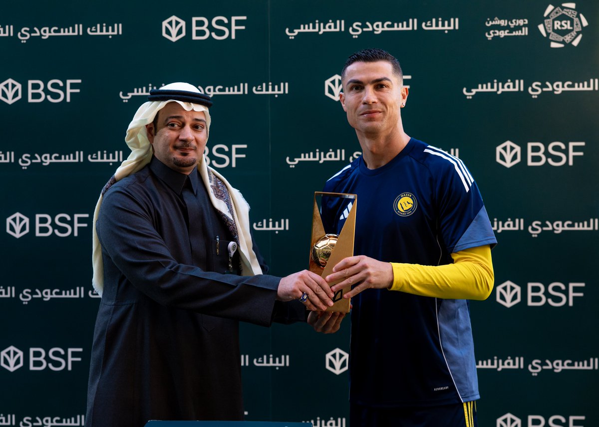 للمرة الثالثة.. إذًا كأس ذهبية 💫 

كريستيانو رونالدو يتسلم جائزة هدف الأسبوع للجولة التاسعة المقدمة من ⁦<a href="/BSF_sa/">BSF</a> ⚽️

⁩#دوري_روشن_السعودي⁩ | #هدف_الأسبوع_BSF⁩