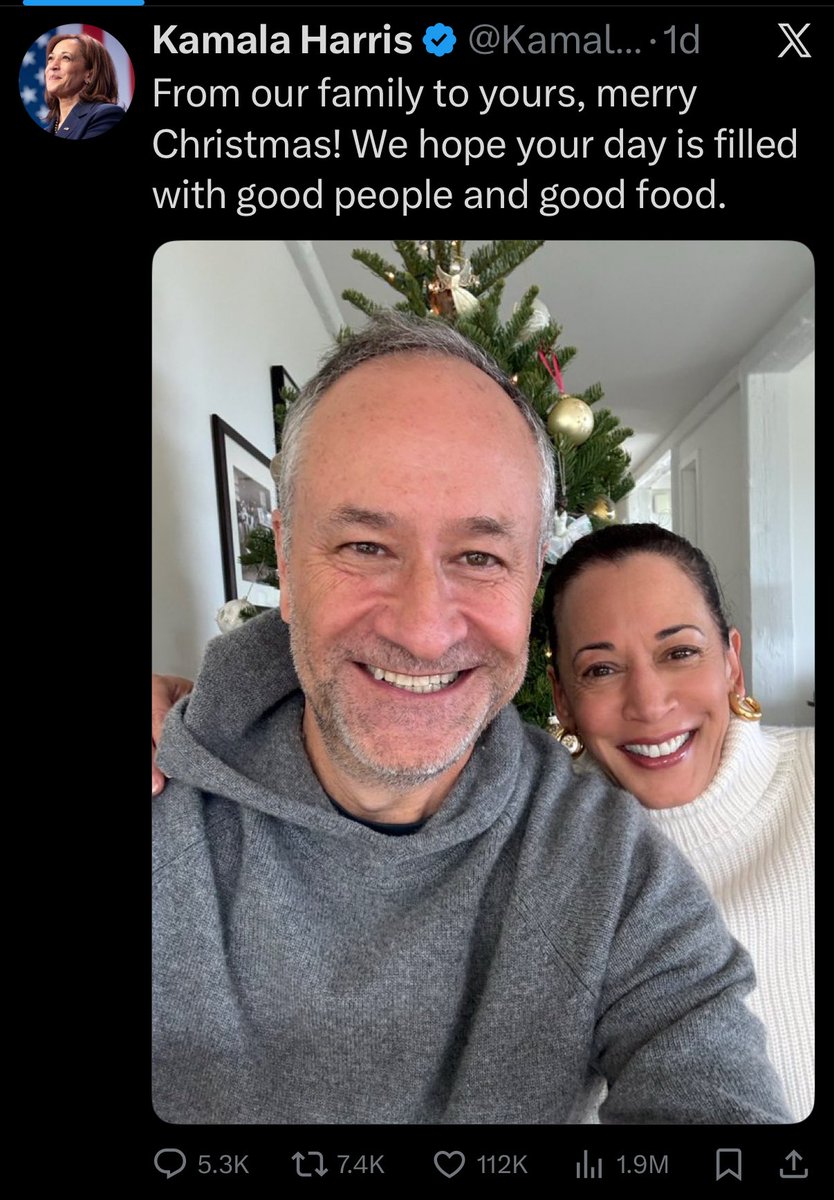 US_Latino's tweet image. #Christmas2025 
#Christmas 
#ChristmasSpirit 

One of these is not like the others.