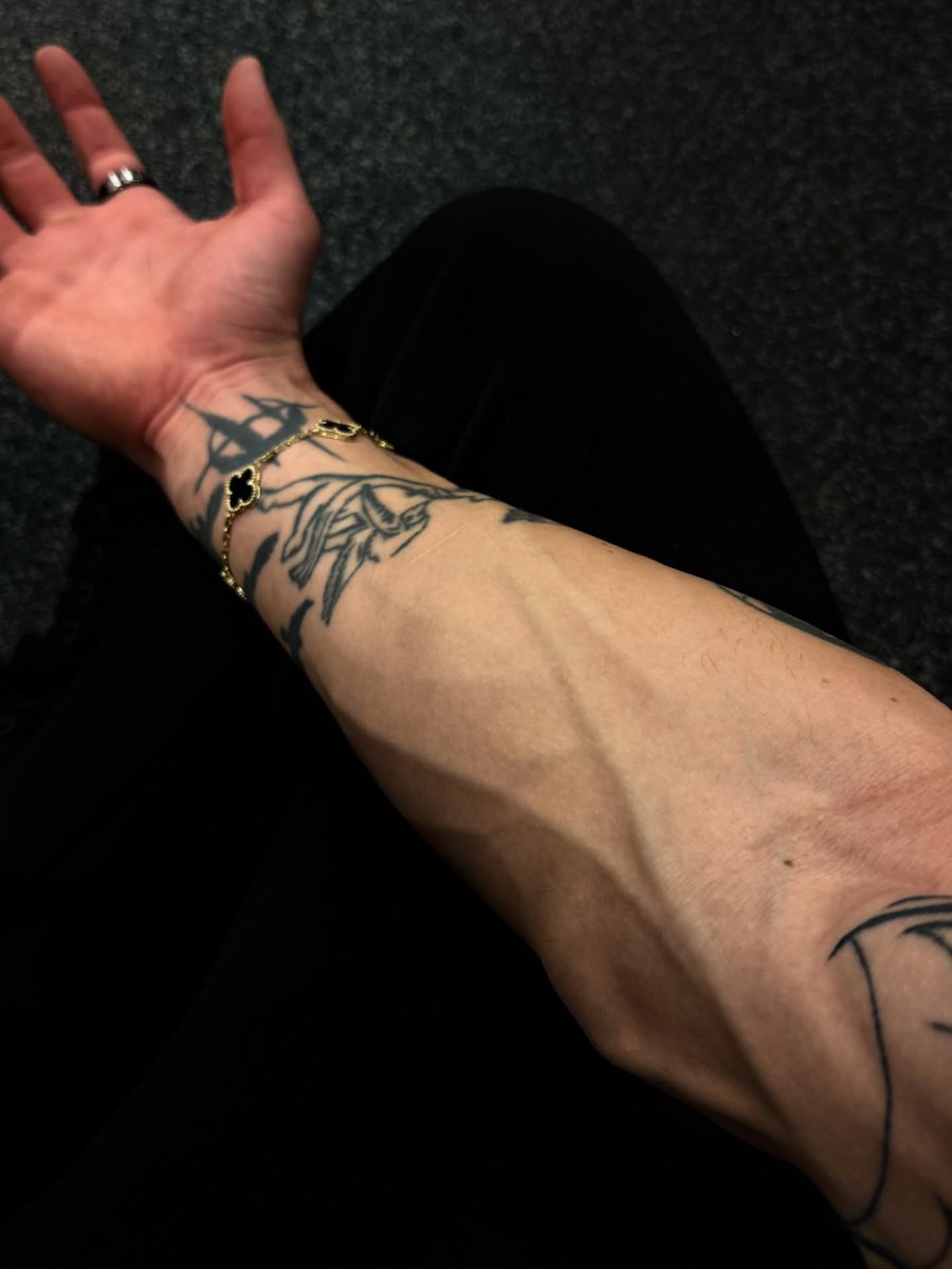 MASKEDMO0N's tweet photo. Good morning, they told me you like veins. https://t.co/VL6BJOY776