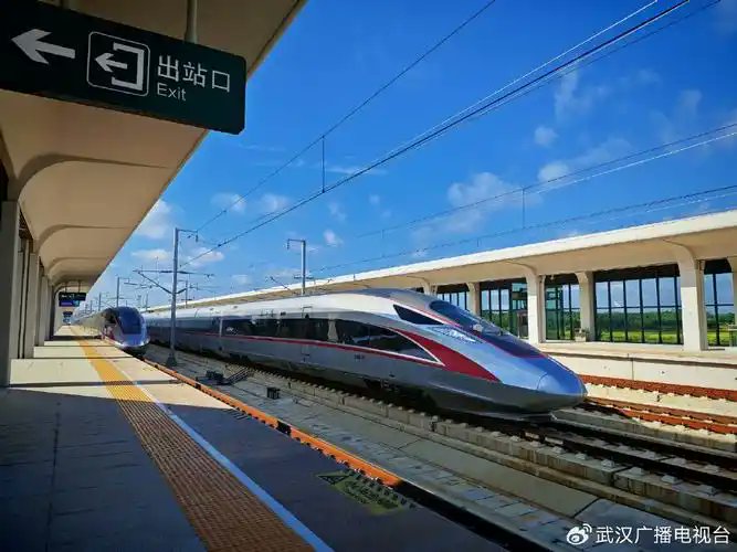 A new milestone! China's high-speed rail network has exceeded 50,000 kilometers, with an average speed of 350 kilometers per hour. I remember China's first high-speed railway, from Beijing to Tianjin, 120 kilometers long, was built in 2008.