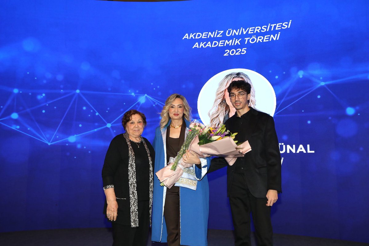 nafiye_07's tweet photo. 25/12/2025 ✨ Akademik tören @Akdenizun https://t.co/14oUwTfIW8