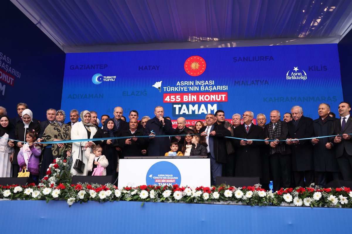 “Hatay’da 455 Bininci Afet Konutu Kura Çekimi, Anahtar Teslimi ve Yapımı Tamamlanan Yatırımların Toplu Açılış Töreni”ne katıldık.

Yaşadığımız büyük felaketin ardından devlet ve millet olarak omuz omuza vererek yaralarımızı sarmaya devam ediyoruz.

Tamamlanan konutlarımızın ve