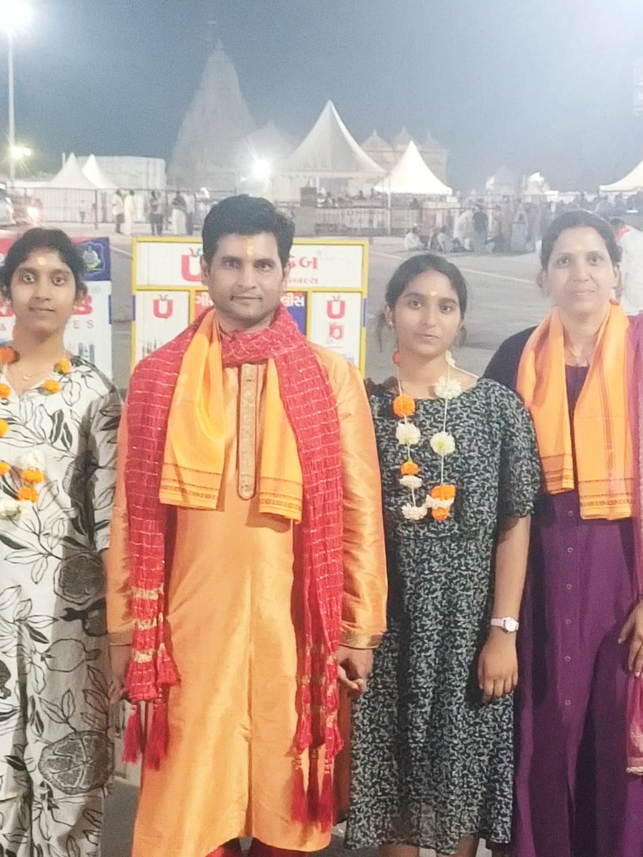 12 జ్యోతిర్లింగాలలో మొదటిది గుజరాత్ లోని సోమనాథ్ దేవాలయం.

Ghazni Aurangazeb లాంటి ఎంతో మంది దుష్టులు నాశనం చేయాలని ఎన్ని ప్రయత్నాలు చేసినా అక్కడి సంపద ఎంత దోచుకున్నా, మళ్ళీ మళ్ళీ ఈ జ్యోతిర్లింగం బాగు పడటం కేవలం శివళీల.  

సోమేశ్వర మహాపూజ : జ్యోతిర్లింగ సన్నిధిలో