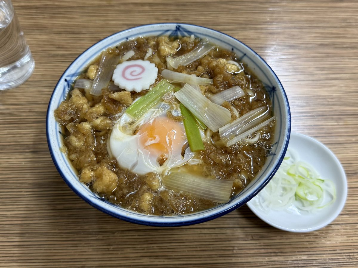 今年度最後の「翁そば」は…。
タヌキそばの玉落とし！
ありがとうございました。
店舗改修のため次回は半年以上さきですね。
もう、おいらんずの季節か…。
#翁そば　#たぬき蕎麦　#にゅうおいらんず